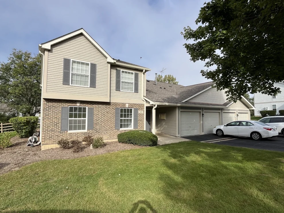 Unit for sale at 320 Buckingham Circle, Elgin, IL 60120