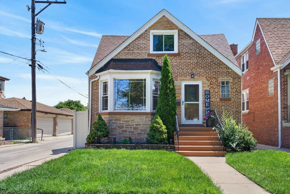 Unit for sale at 6365 N Mobile Avenue, Chicago, IL 60646