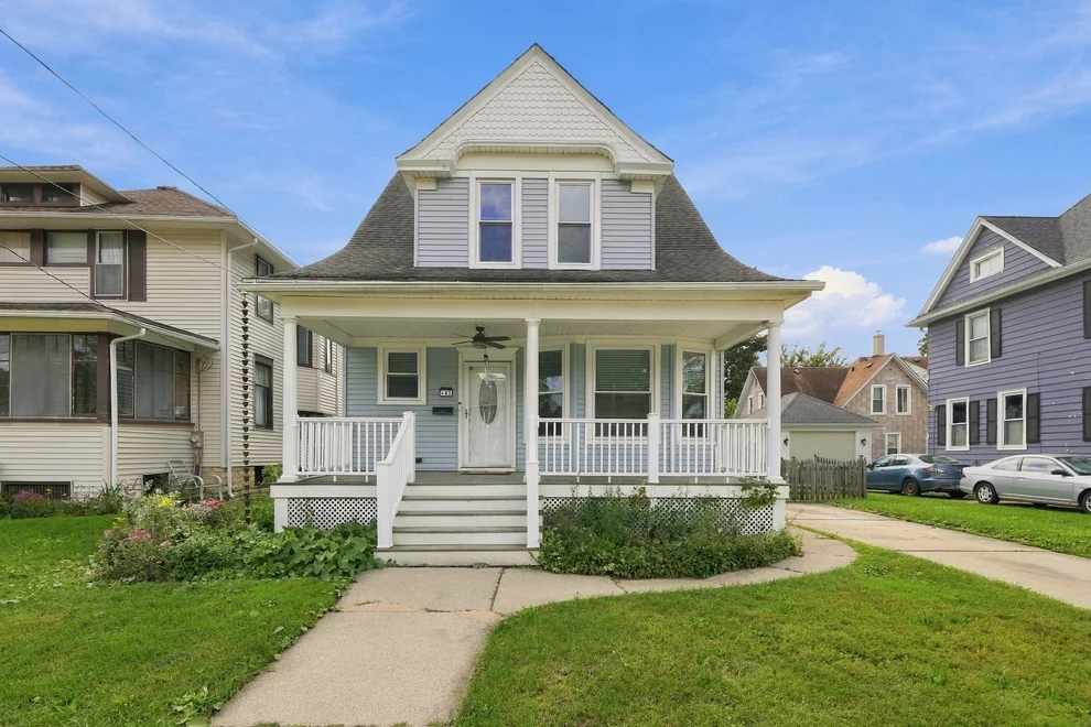 Unit for sale at 483 Barrett Street, Elgin, IL 60120
