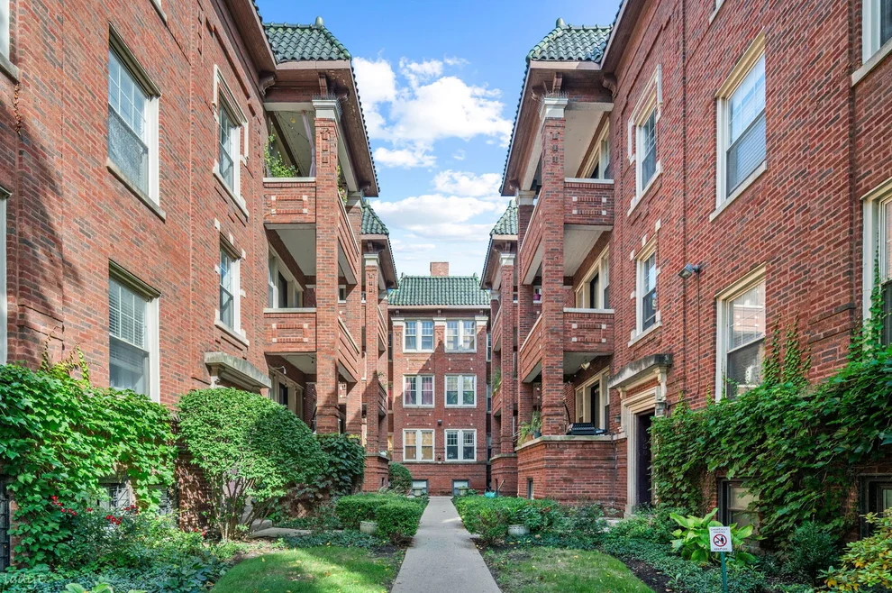 Unit for sale at 964 W Cuyler Avenue, Chicago, IL 60613