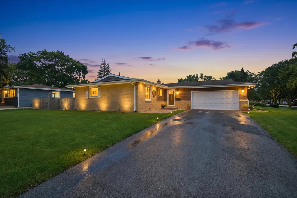 Unit for sale at 601 E Dogwood Lane, Mount Prospect, IL 60056