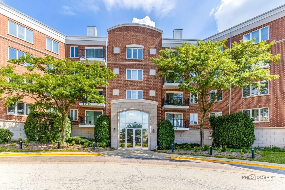 Unit for sale at 351 Town Place Circle, Buffalo Grove, IL 60089