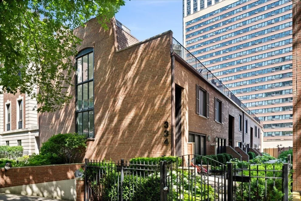 Unit for sale at 334 W Barry Avenue, Chicago, IL 60657