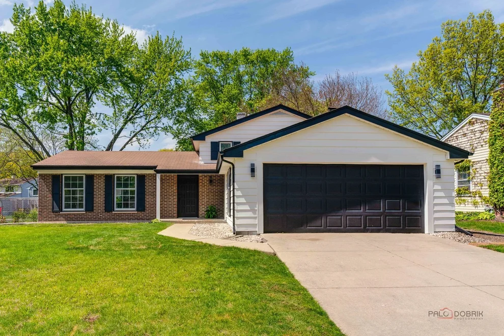Unit for sale at 812 Lehigh Lane, Buffalo Grove, IL 60089