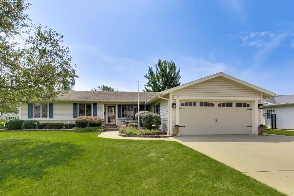 Unit for sale at 535 Gateshead N, Elk Grove Village, IL 60007