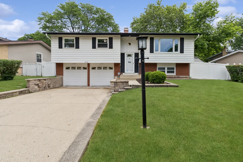 Unit for sale at 1111 N Greenfield Lane, Mount Prospect, IL 60056