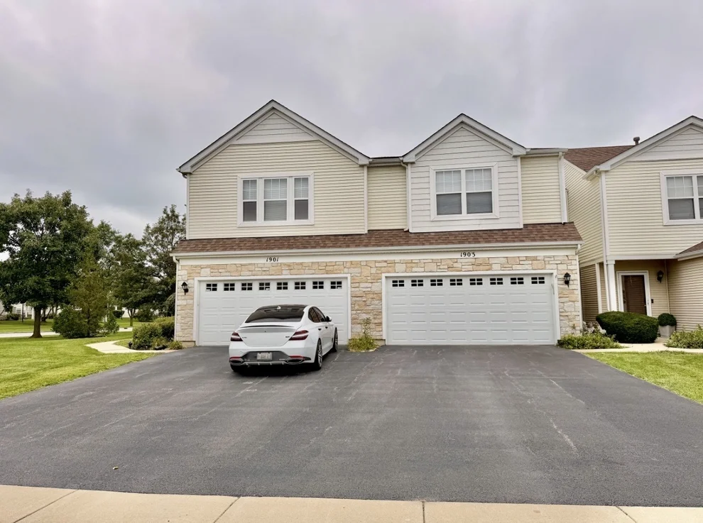 Unit for sale at 1903 Cobblestone Drive, Carpentersville, IL 60110
