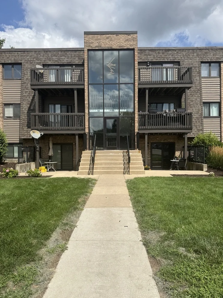 Unit for sale at 1424 Stonebridge Circle, Wheaton, IL 60189