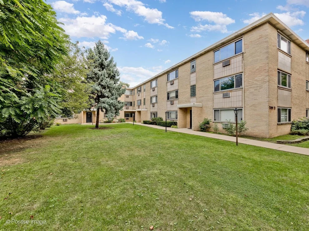 Unit for sale at 7021 N Ridge Boulevard, Chicago, IL 60645