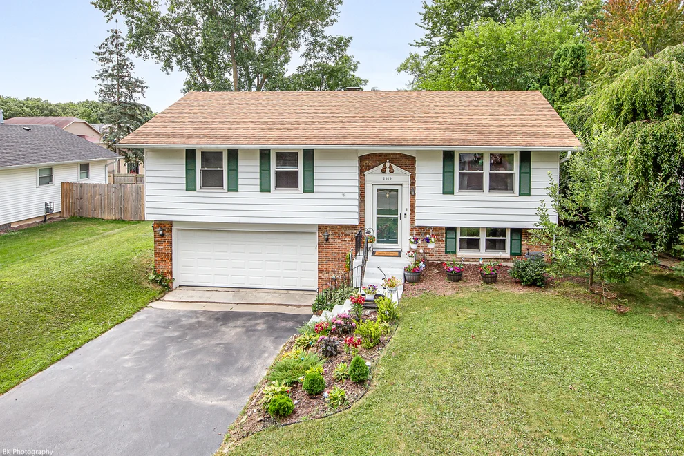 Unit for sale at 2319 Springhill Lane, Lindenhurst, IL 60046