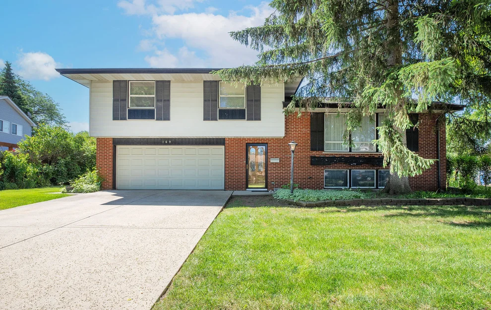 Unit for sale at 169 Leahy Circle S, Des Plaines, IL 60016
