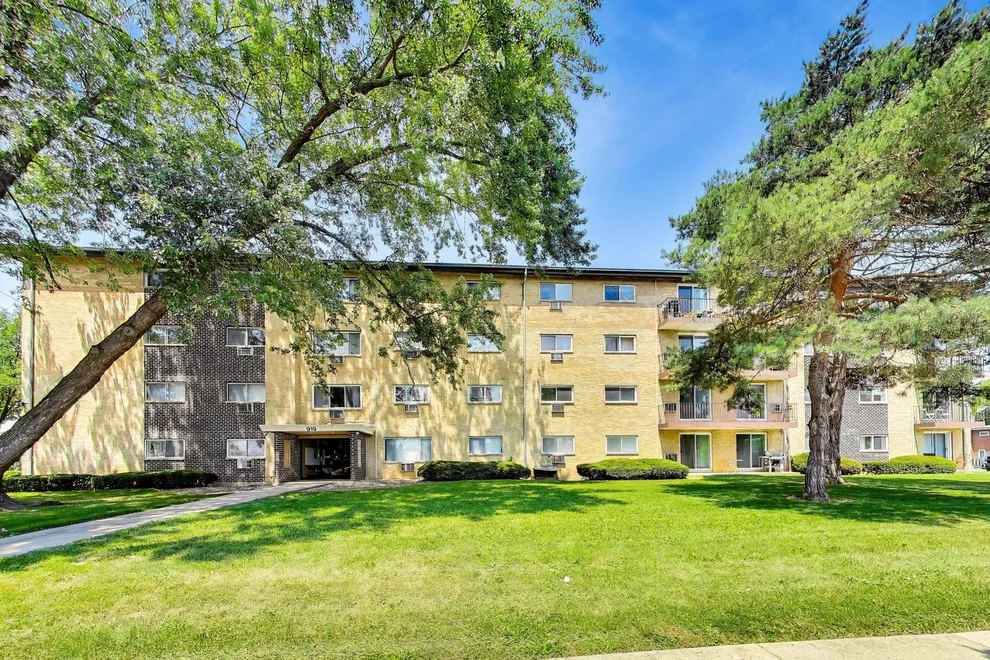 Unit for sale at 919 N Boxwood Drive, Mount Prospect, IL 60056