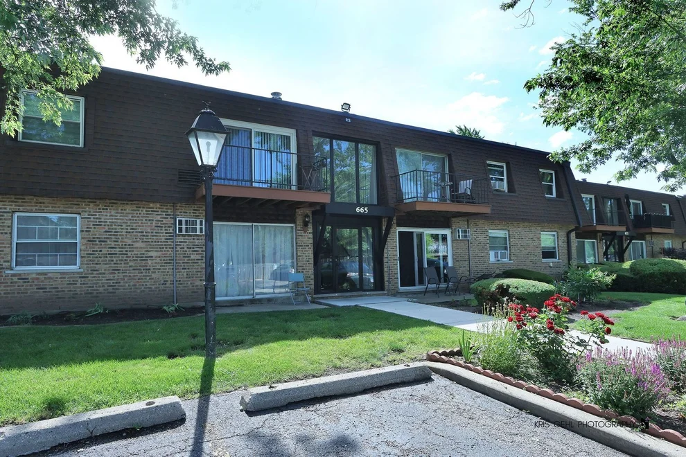 Unit for sale at 665 Grove Drive, Buffalo Grove, IL 60089