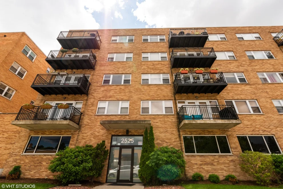 Unit for sale at 2525 W Bryn Mawr Avenue, Chicago, IL 60659