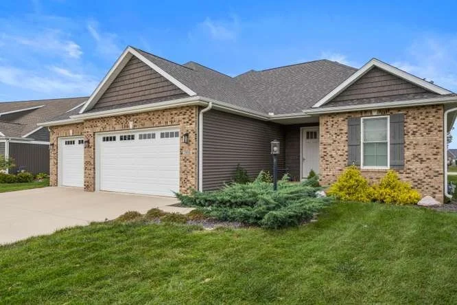 Unit for sale at 5008 Chestnut Grove Drive, Champaign, IL 61822