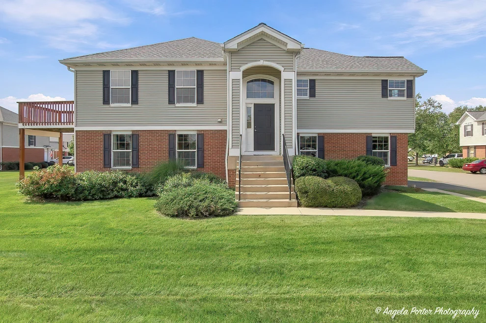 Unit for sale at 512 Legend Lane, McHenry, IL 60050