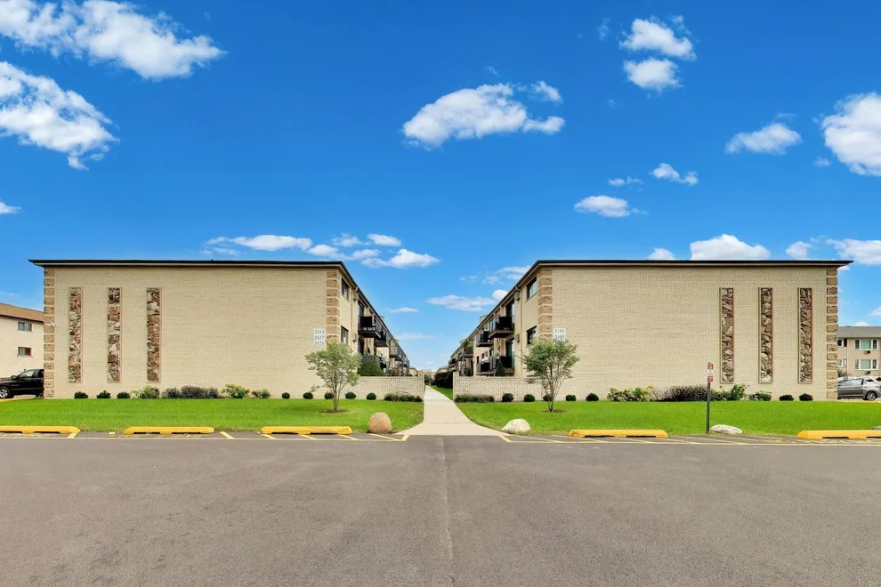 Unit for sale at 5101 N EAST RIVER Road, Chicago, IL 60656