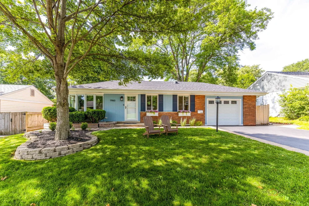 Unit for sale at 1960 Redwood Lane, Northbrook, IL 60062