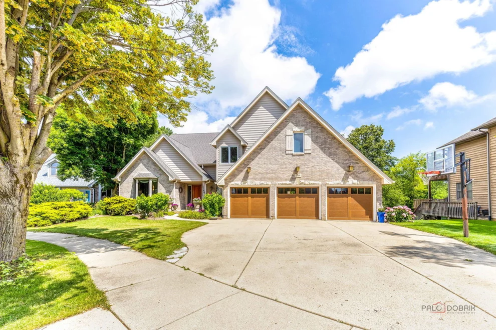 Unit for sale at 2768 Glendower Terrace, Elgin, IL 60124