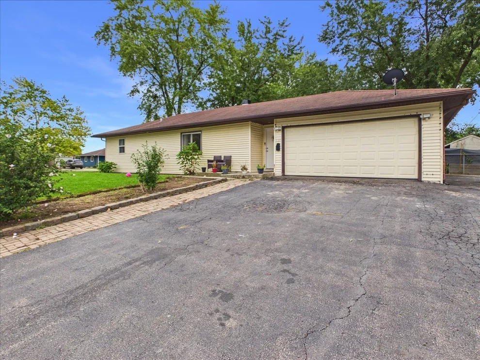 Unit for sale at 121 Fairway Road, Carpentersville, IL 60110