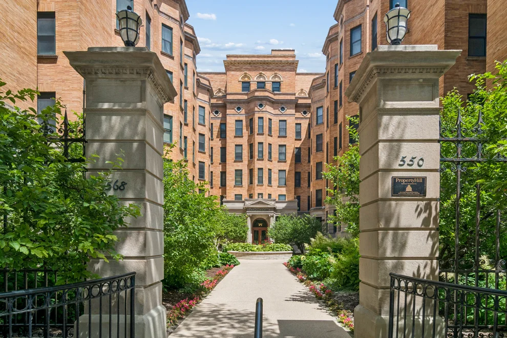 Unit for sale at 550 W Surf Street, Chicago, IL 60657