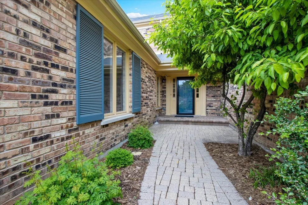 Unit for sale at 7 The Court Of Island Point, Northbrook, IL 60062