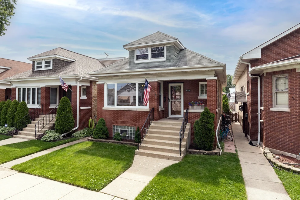 Unit for sale at 6325 W HUNTINGTON Street, Chicago, IL 60646