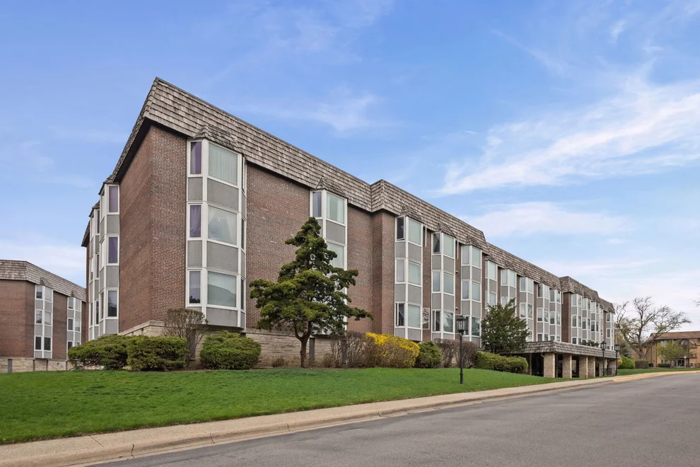 Unit for sale at 400 Ascot Drive, Park Ridge, IL 60068