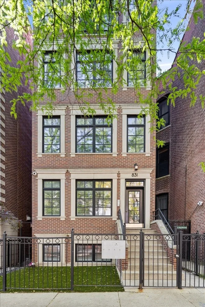 Unit for sale at 831 W Buckingham Place, Chicago, IL 60657