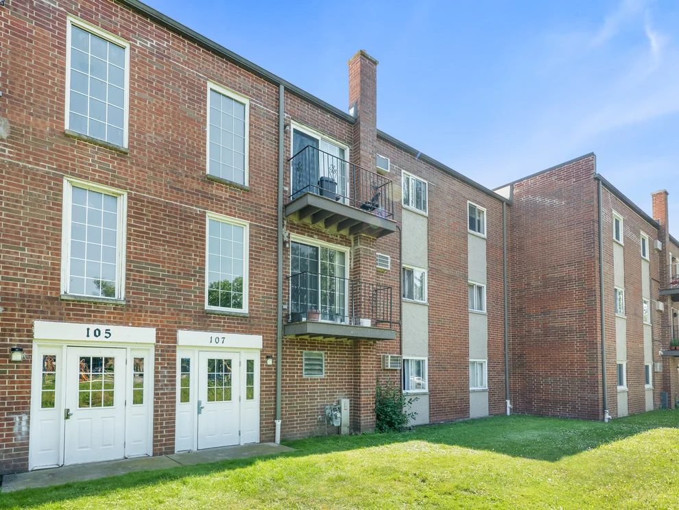 Unit for sale at 107 W Elk Trail, Carol Stream, IL 60188