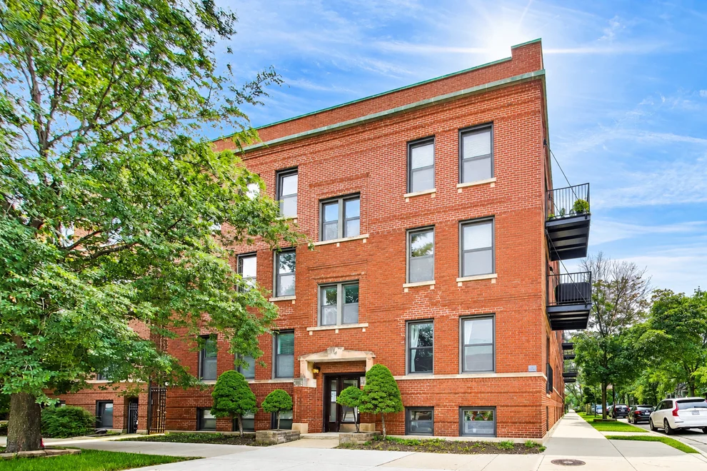 Unit for sale at 1659 W Addison Street, Chicago, IL 60613