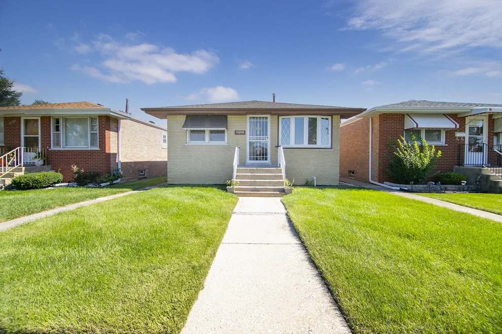 Unit for sale at 7805 Narragansett Avenue, Burbank, IL 60459