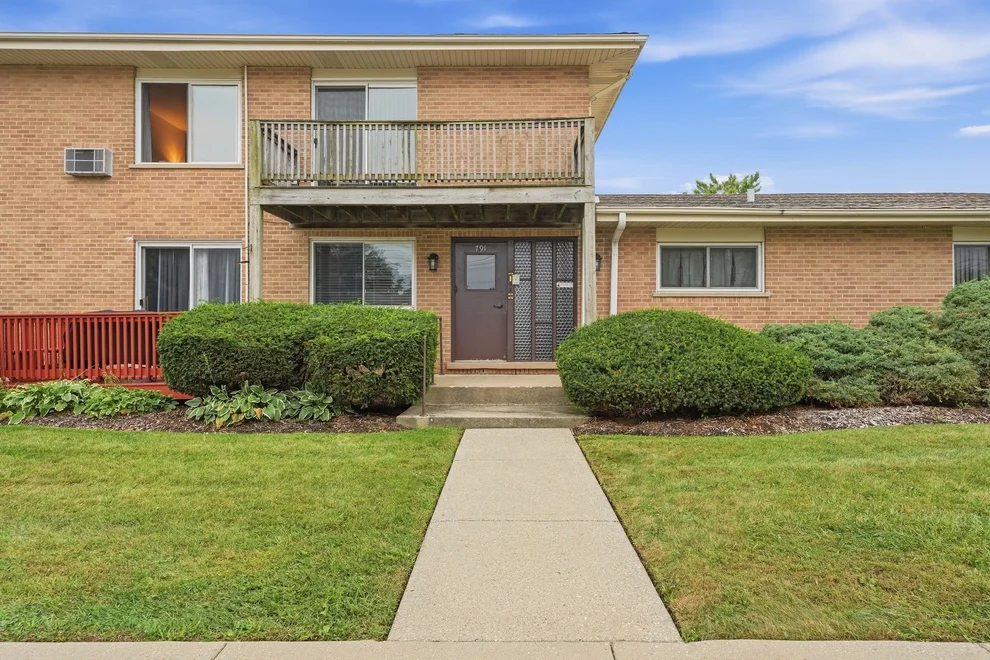 Unit for sale at 791 W KATHLEEN Drive, Des Plaines, IL 60016