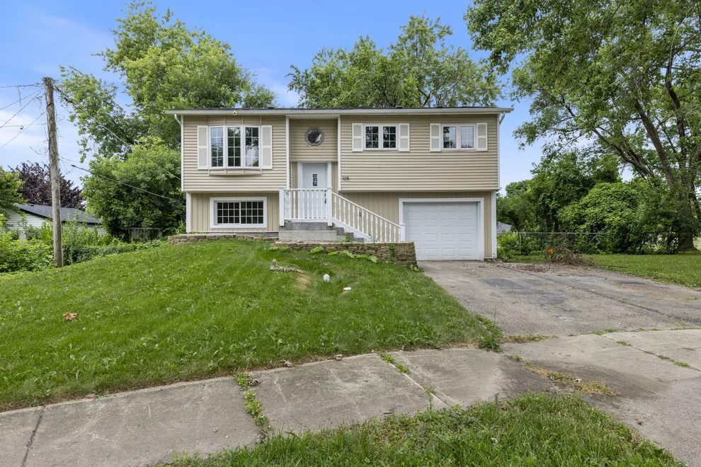 Unit for sale at 105 Cedarwood Court, Bolingbrook, IL 60440
