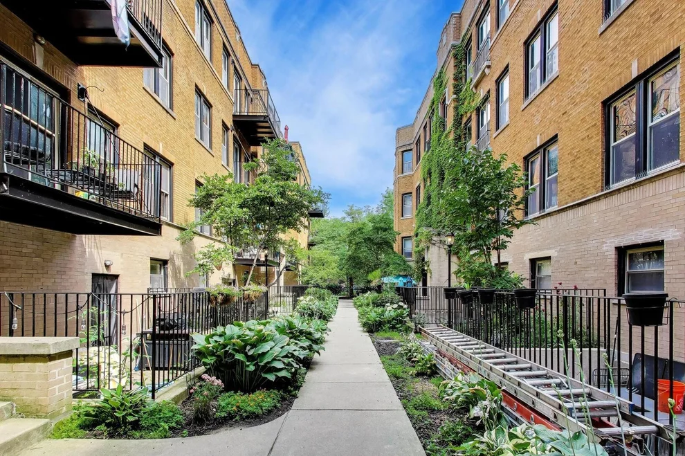 Unit for sale at 1229 W Greenleaf Avenue, Chicago, IL 60626