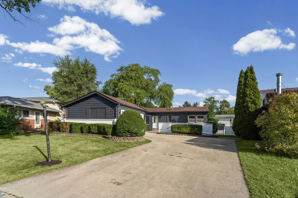 Unit for sale at 160 Lancaster Lane, Des Plaines, IL 60018
