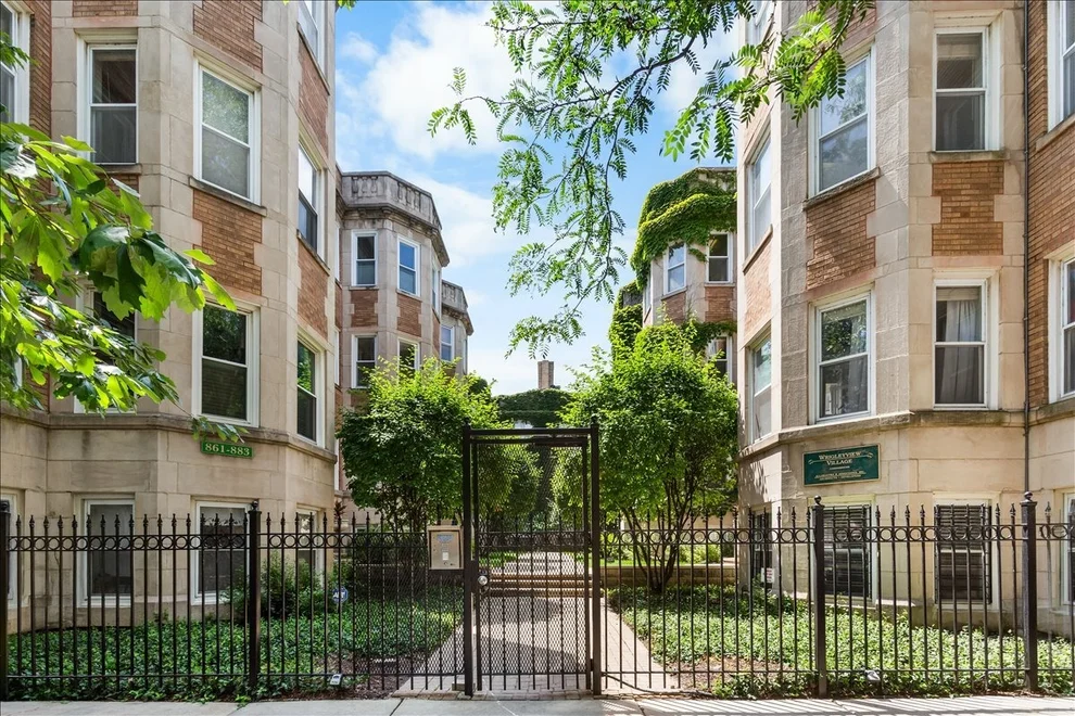 Unit for sale at 867 W Cornelia Avenue, Chicago, IL 60657