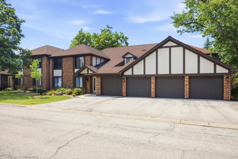 Unit for sale at 5804 Doe Circle, Westmont, IL 60559