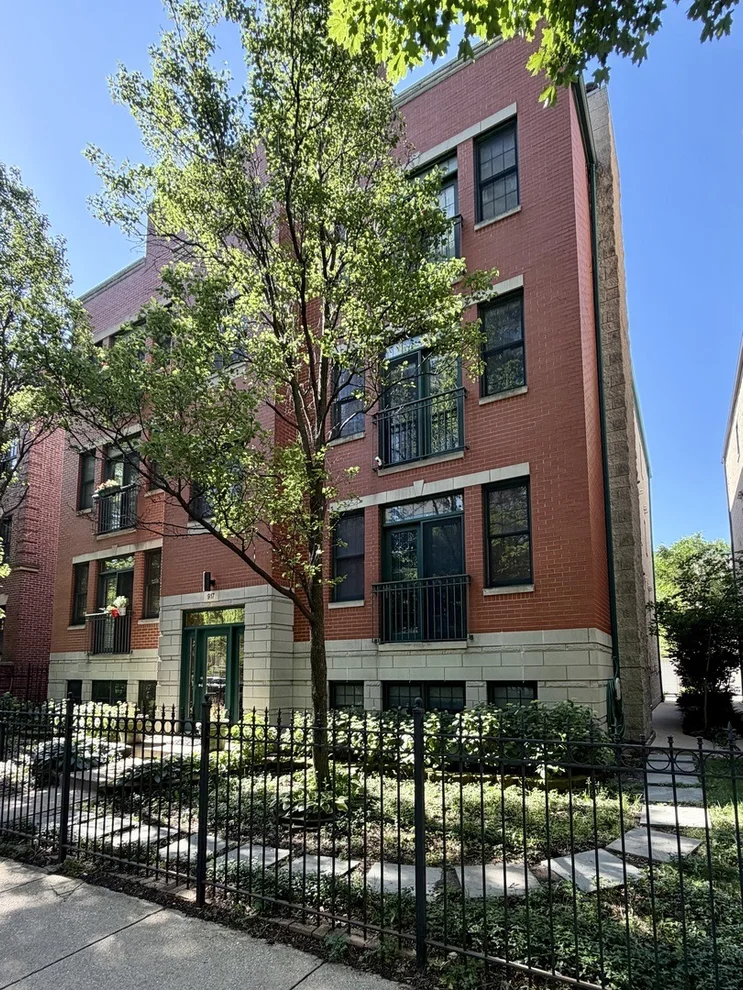 Unit for sale at 917 W LAKESIDE Place, Chicago, IL 60640