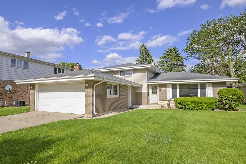 Unit for sale at 16507 Wausau Avenue, South Holland, IL 60473