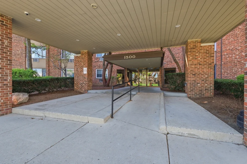 Unit for sale at 1500 Robin Circle, Hoffman Estates, IL 60169