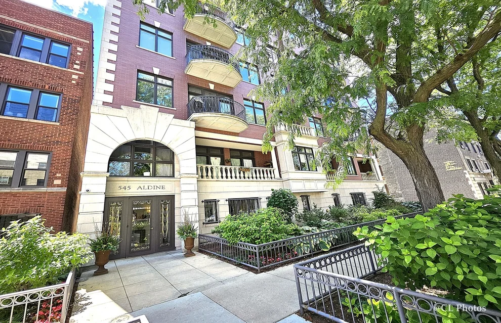 Unit for sale at 545 W Aldine Avenue, Chicago, IL 60657