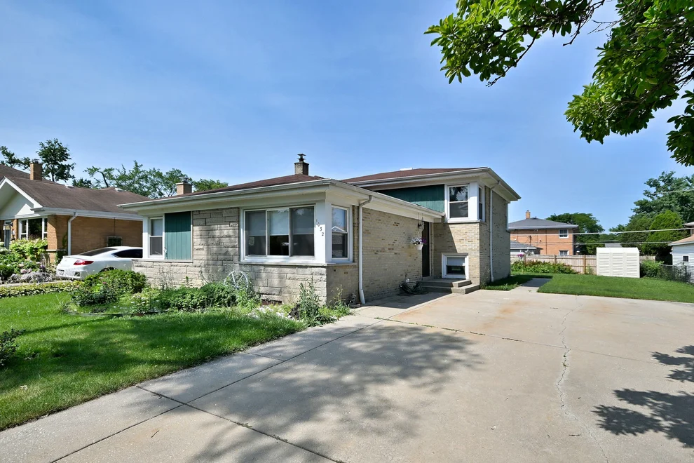 Unit for sale at 1032 Daniel Drive, Bensenville, IL 60106