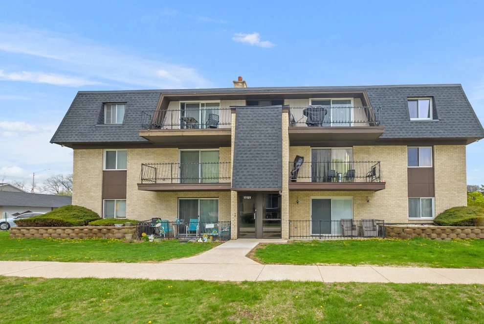 Unit for sale at 11101 S 84th Avenue, Palos Hills, IL 60465