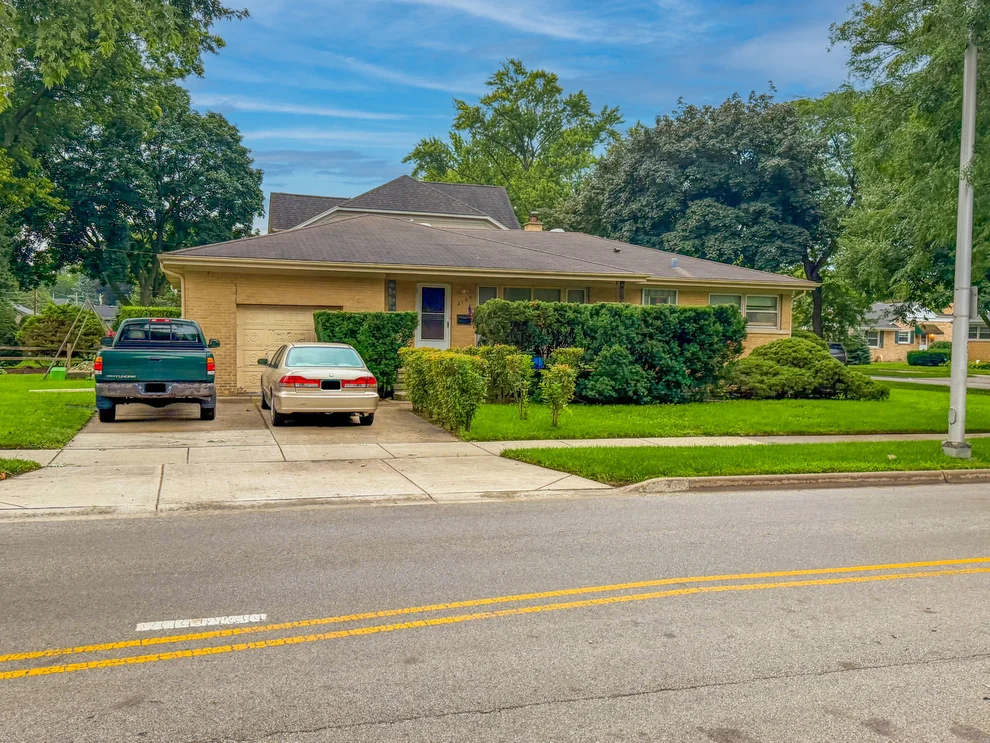 Unit for sale at 2105 E Kensington Road, Arlington Heights, IL 60004