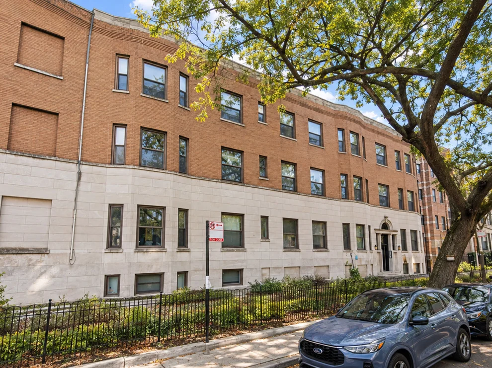 Unit for sale at 925 W Addison Street, Chicago, IL 60613