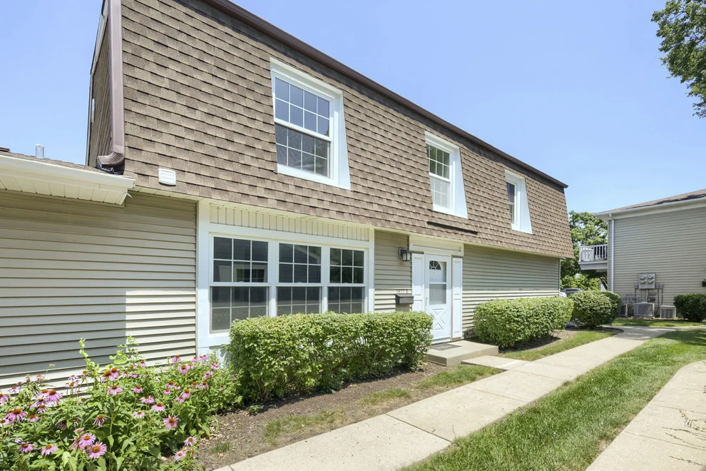 Unit for sale at 1477 Woodcutter Lane, Wheaton, IL 60189