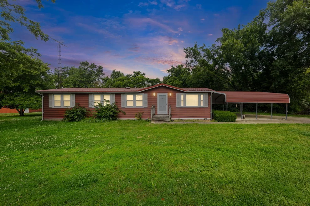 Unit for sale at 23679 N Carpenter Lane, Centralia, IL 62801