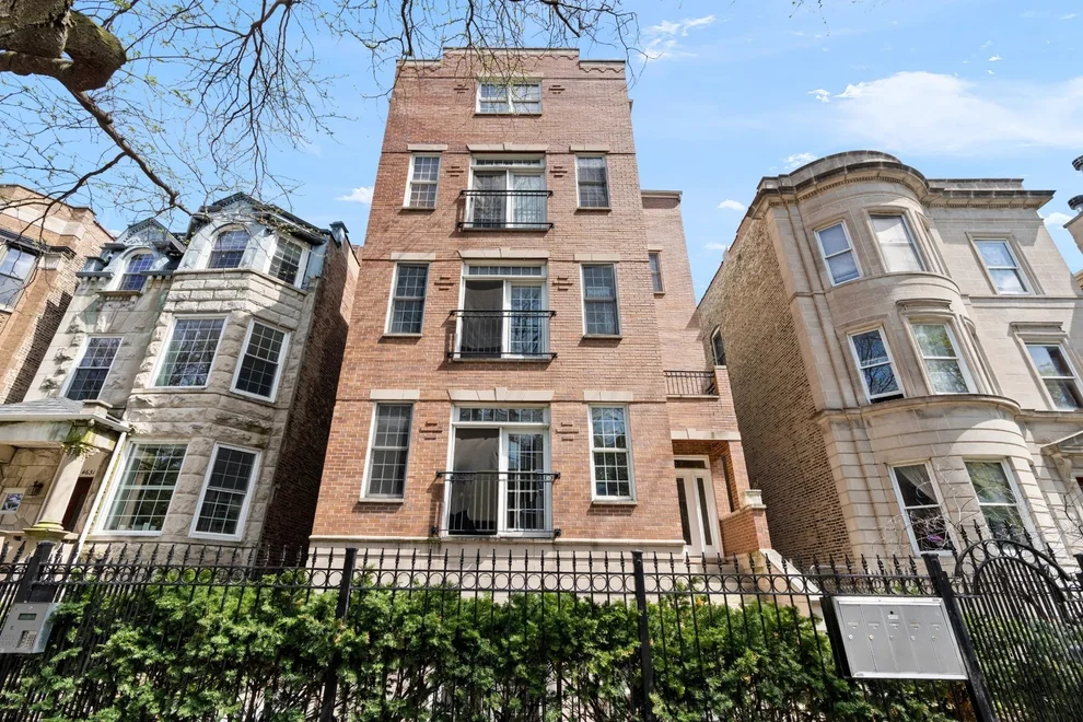 Unit for sale at 4627 N Kenmore Avenue, Chicago, IL 60640