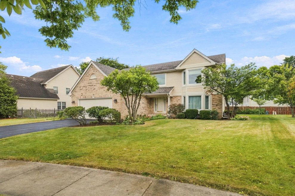 Unit for sale at 1011 E Amberwood Circle, Naperville, IL 60563